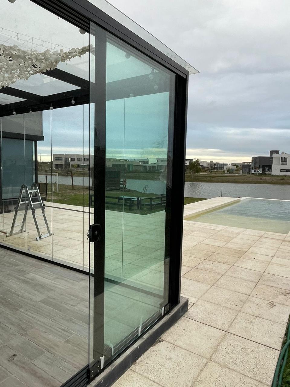 Cortina de cristal apilable en vidrio templado - JN Aluminio Neuquén